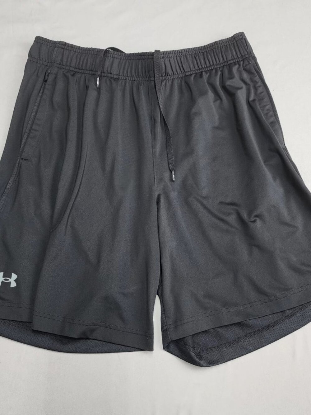 Under Armour HeatGear Mens XL Black Athletic Shorts Loose Fit 8in Inseam Pockets